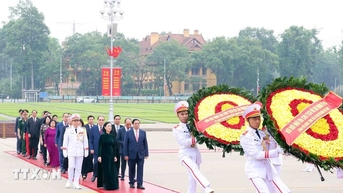 ថ្នាក់ដឹកនាំបក្ស និងរដ្ឋអញ្ជើញទៅទស្សនាផ្នូរលោកពូ ហូ ក្នុងឱកាសរំលឹកខួបលើកទី ៧០ នៃជ័យជំនះ Dien Bien Phu