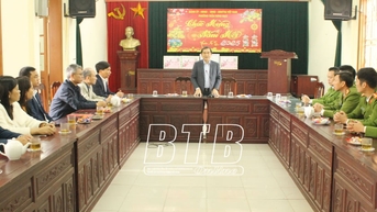 Đồng chí Nguyễn Tiến Thành, Phó Bí thư thường trực Tỉnh ủy, Chủ tịch HĐND tỉnh kiểm tra việc triển khai các nhiệm vụ chính trị dịp tết Nguyên đán tại phường Trần Hưng Đạo