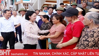 Thường trực Ban Bí thư Trương Thị Mai dâng hương tại một số địa chỉ đỏ, tặng quà cho người dân Hà Tĩnh