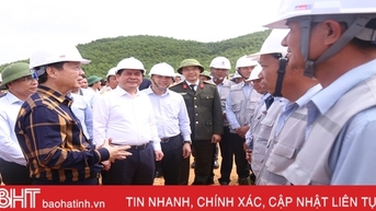 쩐 홍 하 부총리가 하띤을 통과하는 500kV 전력선 프로젝트의 진행 상황을 점검하고 있습니다.