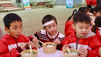 Báo Tuổi trẻ mang “Phở yêu thương” về Phúc Khánh (Bảo Yên)