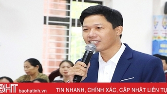 មន្ត្រីនិងសមាជិកនៅទីក្រុង Vu Quang មានចំណាប់អារម្មណ៍ចំពោះគោលនយោបាយអភិវឌ្ឍន៍កសិកម្ម។