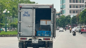 Nguy hiểm ô tô không chốt cửa thùng xe khi đang chạy