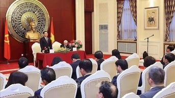 Chủ tịch Quốc hội Vương Đình Huệ gặp mặt cộng đồng người Việt Nam tại Trung Quốc