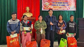 Chủ tịch Ủy ban MTTQ Việt Nam tỉnh Gia Lai tặng quà Tết cho người uy tín và hộ nghèo