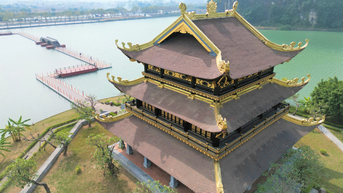 Chiêm ngắm ngôi chùa dát vàng óng ánh nổi giữa lòng hồ ở thành phố di sản
