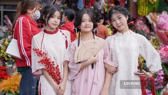 Giới trẻ Huế xúng xính áo dài, cổ phục chụp ảnh Tết