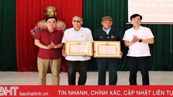 2 đảng viên ở Hương Khê vinh dự nhận Huy hiệu 70 năm tuổi Đảng