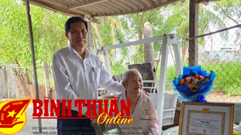 ប្រគល់ផ្លាកសញ្ញាសមាជិកបក្ស ៧៥ឆ្នាំ ជូនសមាជិកបក្ស លោក Tran Dong