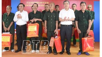 Đồng chí Trần Cẩm Tú, Ủy viên Bộ Chính trị, Bí thư Trung ương Đảng, Chủ nhiệm Ủy ban Kiểm tra Trung ương thăm, tặng quà người có công tại Thái Bình
