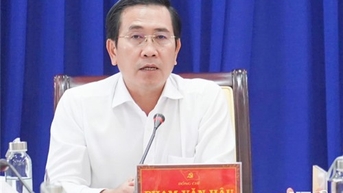팜 반 하우 동지, 도당위원회 상임 부서기, 도인민위원회 위원장은 닌하이 지구 당위원회 상임위원회와 함께 일했습니다.