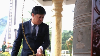 Bí thư Tỉnh ủy Lương Nguyễn Minh Triết viếng hương Nghĩa trang liệt sĩ huyện Nam Giang