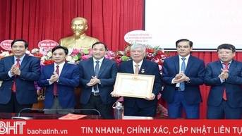 ប្រគល់ផ្លាកសញ្ញាសមាជិកបក្ស ៧៥ឆ្នាំ ជូនសមមិត្ត Tran Quoc Thai