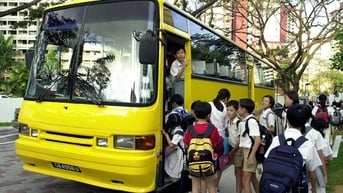 Xe chở học sinh phải lắp còi báo động tránh bỏ quên các em trên xe