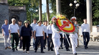 Bộ trưởng Bộ Giao thông vận tải Nguyễn Văn Thắng dâng hương anh hùng liệt sĩ