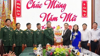 Đồng chí Phạm Văn Hậu, Phó Bí thư Thường trực Tỉnh ủy thăm các đơn vị làm nhiệm vụ đêm giao thừa
