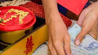 ឪពុក​ក្មេក​ប្រគល់​អំណោយ​មង្គលការ​មក​វិញ ហើយ​និយាយ​អ្វី​ដែល​ធ្វើ​ឱ្យ​កូន​ប្រសា​យំ។