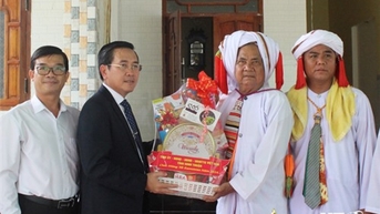 សមមិត្ត Pham Van Hau លេខាអចិន្ត្រៃយ៍គណៈកម្មាធិការបក្សខេត្ត ប្រធានក្រុមប្រឹក្សាប្រជាជនខេត្ត បានអញ្ជើញទៅសួរសុខទុក្ខ និងអបអរសាទរលោក Ramuwan