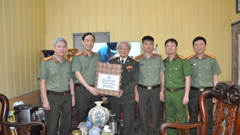 Lãnh đạo Công an tỉnh Hải Dương thăm người thương binh từng tham gia Chiến dịch Điện Biên Phủ