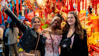 ភ្ញៀវទេសចរណ៍លោកខាងលិចរីករាយនឹងបរិយាកាសបុណ្យចូលឆ្នាំថ្មីនៅទីក្រុងហាណូយ