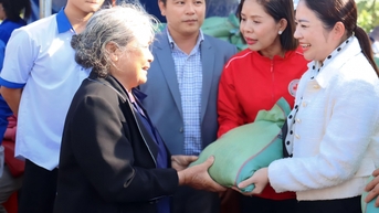 Hơn 300 suất quà trao tặng người dân huyện Cư Kuin tại Hội chợ “Tết nhân ái” Xuân Giáp Thìn 2024