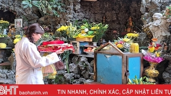 Người dân nườm nượp đến đền Chợ Củi trước ngày chính lễ
