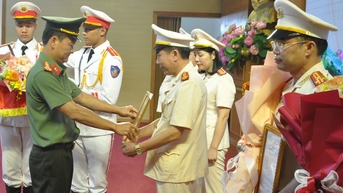 ប៉ូលីសខេត្ត Hai Duong បានចល័ត និងផ្លាស់ប្តូរប្រធាននាយកដ្ឋានចំនួន ៦ និងប្រធានប៉ូលីសស្រុក Binh Giang ។