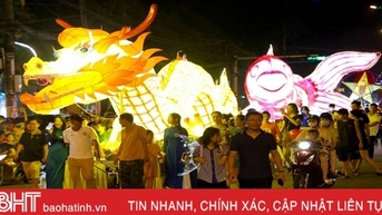 Người dân náo nức tham gia lễ hội rước đèn lớn nhất Hà Tĩnh