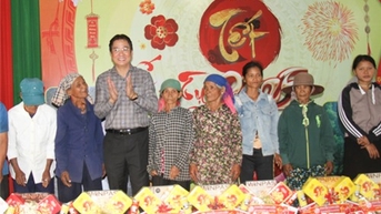 Đồng chí Nguyễn Long Biên, UVTV Tỉnh ủy, Phó Chủ tịch UBND tỉnh thăm, chúc tết cán bộ và Nhân dân các xã Phước Tiến và Phước Tân