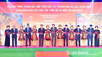 Khai mạc Chương trình trưng bày, giới thiệu đầu tư, thương mại, du lịch, làng nghề vùng đồng bào các dân tộc thiểu số và miền núi tại Sơn Dương