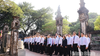 Đoàn cán bộ học viên Lớp Bồi dưỡng cán bộ quy hoạch Ủy viên Trung ương Đảng dâng hương tại Khu di tích Quốc gia đặc biệt Cố đô Hoa Lư