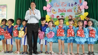 សមមិត្ត Nguyen Long Bien សមាជិកគណៈកម្មាធិការបក្សខេត្ត អនុប្រធានគណៈកម្មាធិការប្រជាជនខេត្ត បានអញ្ជើញទៅសួរសុខទុក្ខ និងជូនអំណោយដល់កុមារក្នុងឱកាសទិវាកុមារអន្តរជាតិ ១ មិថុនា។