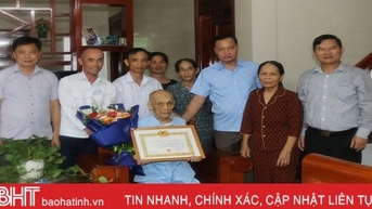 ប្រគល់ផ្លាកសញ្ញាសមាជិកបក្ស ៧៥ឆ្នាំ ដល់សមាជិកបក្សនៅខេត្ត Nghi Xuan