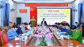 Chỉ huy trưởng Bộ Chỉ huy Quân sự tỉnh dự Hội nghị kiểm điểm tập thể, cá nhân Ban Thường vụ Huyện ủy Quế Phong