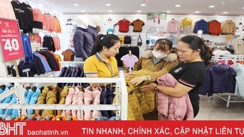 ហាងលក់សំលៀកបំពាក់ជាច្រើននៅ Ha Tinh ត្រូវបានបោះបង់ចោលនៅពេលដែល "រដូវរងាមិនត្រជាក់"