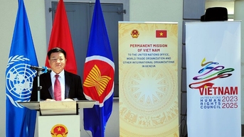 Đoàn đại biểu tỉnh Điện Biên tham dự Triển lãm ảnh và tài liệu kỷ niệm 70 năm Hiệp định Geveva tại Thụy Sỹ