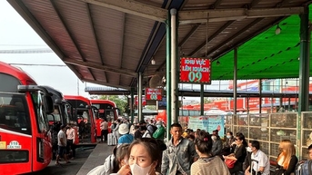 Người dân lỉnh kỉnh hành lý, bắt đầu rời TPHCM về quê đón Tết