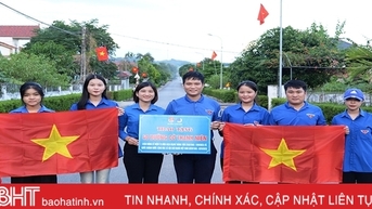 Trao 2.000 lá cờ Tổ quốc xây dựng đường cờ thanh niên tại Can Lộc