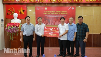 Công ty Xi măng Long Sơn trao học bổng cho học sinh có hoàn cảnh đặc biệt khó khăn của tỉnh Ninh Bình