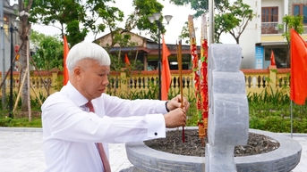 Lãnh đạo TP Hải Dương dâng hương tưởng nhớ Chủ tịch Hồ Chí Minh và các anh hùng liệt sĩ