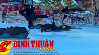 Có cao tốc, biển Cam Bình đông nghịt du khách cuối tuần