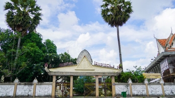 នៅ​ក្នុង​ផ្ទះ​បុរាណ​មាន​វត្ថុ​បុរាណ​ខ្មែរ​រាប់​រយ​នៅ​ខេត្ត​សុកត្រាំង