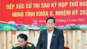 គណៈប្រតិភូក្រុមប្រឹក្សាប្រជាជនខេត្ត Quang Nam ជួបអ្នកបោះឆ្នោតនៅស្រុក Tay Giang