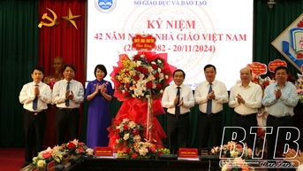Các đồng chí lãnh đạo tỉnh chúc mừng Sở Giáo dục và Đào tạo nhân ngày Nhà giáo Việt Nam