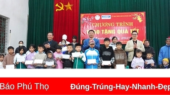 Trao quà Tết cho các gia đình và học sinh có hoàn cảnh khó khăn