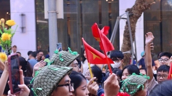 많은 사람들이 평화문화축제에 참여하기 위해 구시가지로 몰려들었습니다.