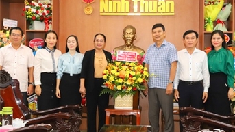 គណៈកម្មាធិការអចិន្ត្រៃយ៍នៃក្រុមប្រឹក្សាប្រជាជនខេត្ត បានទៅសួរសុខទុក្ខ និងអបអរសាទរទិវាសារព័ត៌មានបដិវត្តន៍វៀតណាម