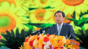 동지 응우옌 르엉 방의 모범을 따라, 우리 조국 하이즈엉을 더욱 발전된 곳으로 건설하려는 단결과 결의를 다짐합니다.