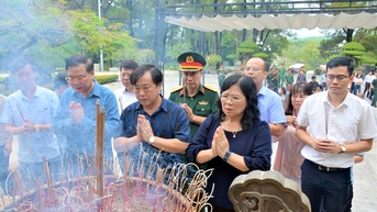 Đoàn công tác tỉnh Điện Biên dâng hương tại các di tích lịch sử, địa chỉ đỏ tỉnh Quảng Trị