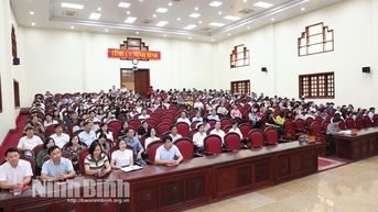 Bế giảng lớp bồi dưỡng cập nhật kiến thức kỹ năng cho lãnh đạo quản lý cấp phòng và tương đương năm 2024